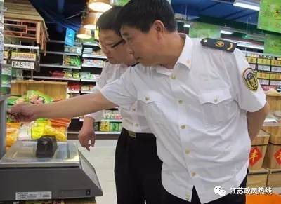 當?shù)仉娮臃Q檢定管理人員要定期監(jiān)督檢查市場上電子稱的使用情況(圖1)